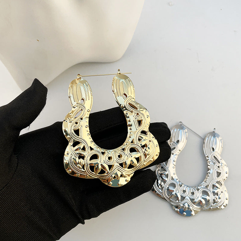 Pendientes de metal trapezoides de patrón hueco de oro al por mayor